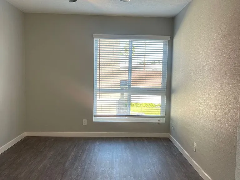 Park Apartments-Beautiful recently renovated — Photo 14