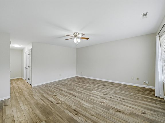 3rd image of 804 Valerie Ln