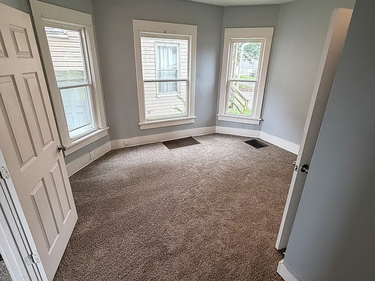 1035 Cherry Ave NE — Photo 6