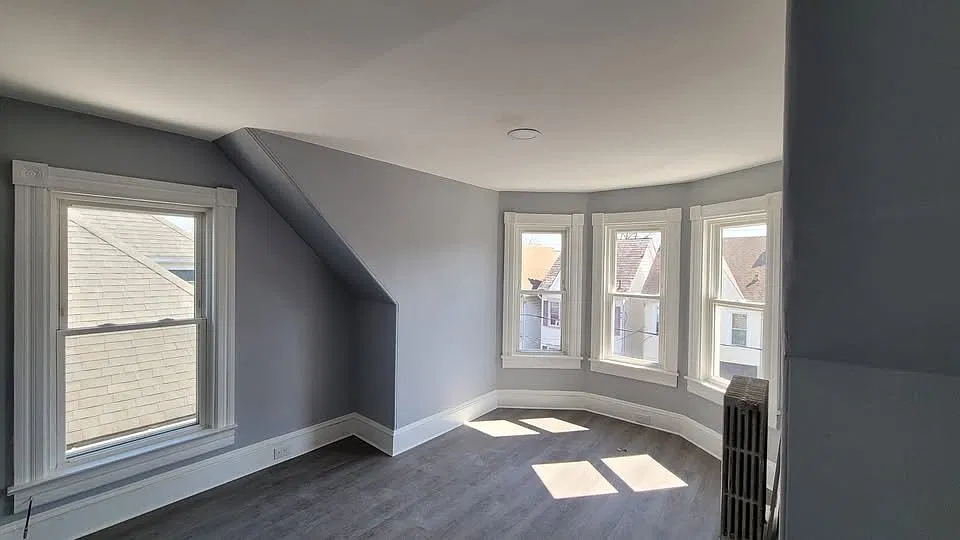 3 bed, 700 sqft, $1,900 — Photo 2