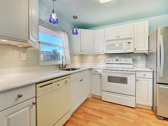 5th image of 9340 Sunrise Lakes Boulevard #208