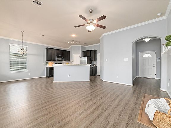 4th image of 221 Country Crossing Cir