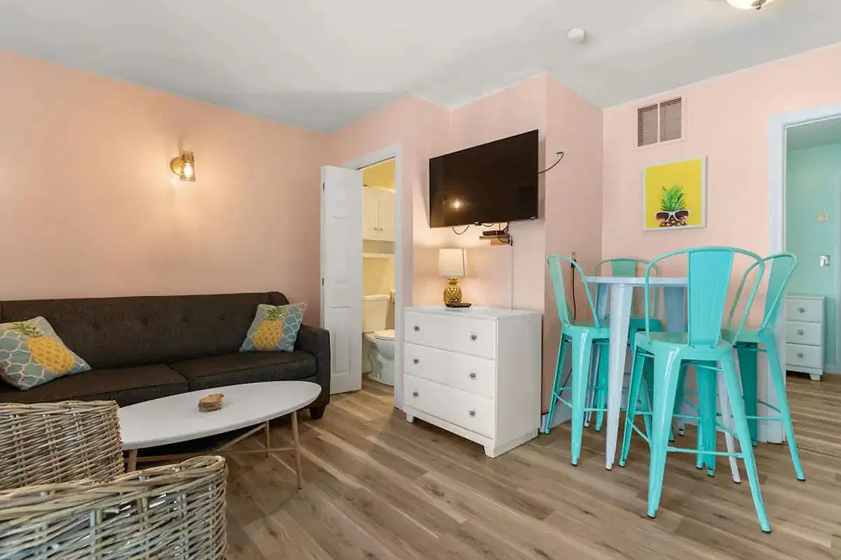 12 G St — Photo 2