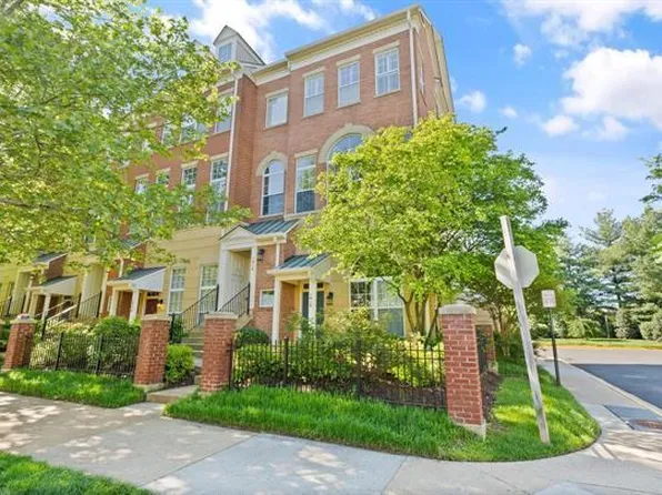 1918 Crescent Park Dr, Reston, VA 20190