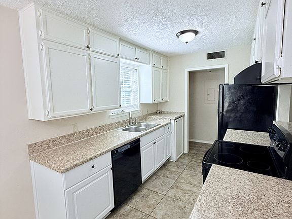 3rd image of 620 Race St APT A