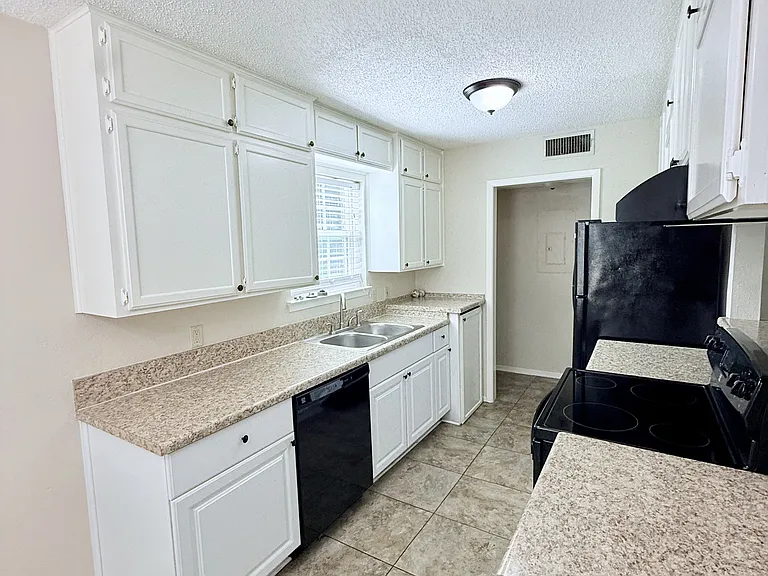 620 Race St #A — Photo 2