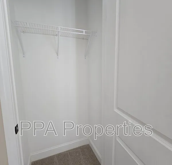 402 Giles St — Photo 8