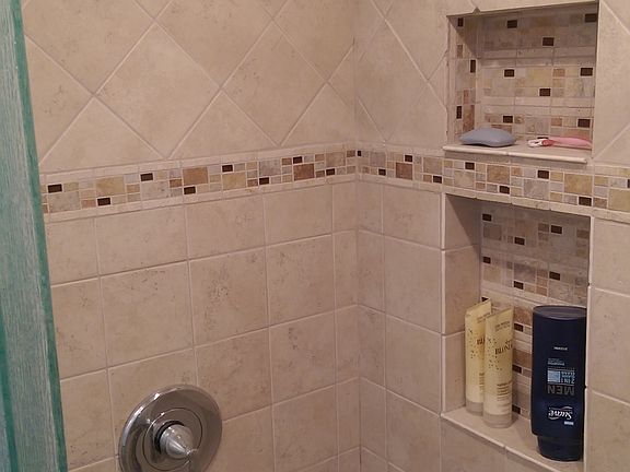 Down stairs 3/4 bath pic 3