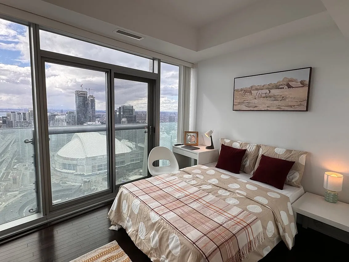 Master Room - York St & Bremner Blvd — Photo 1