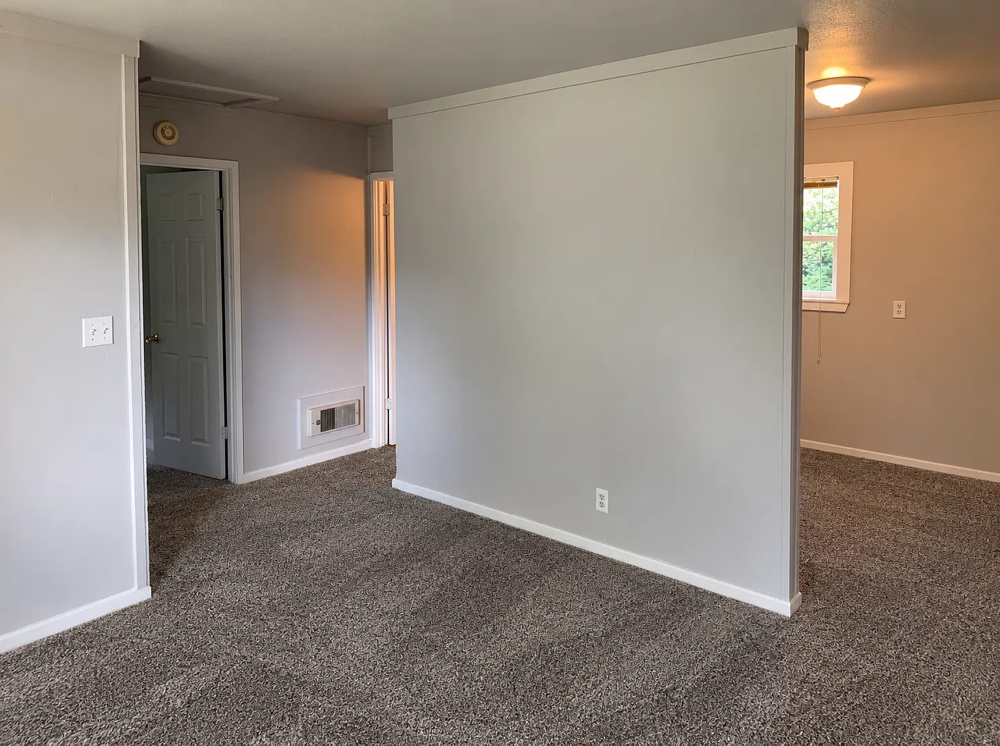 Nice 1 Bedroom Duplex!! Yard & Carport!! — Photo 3