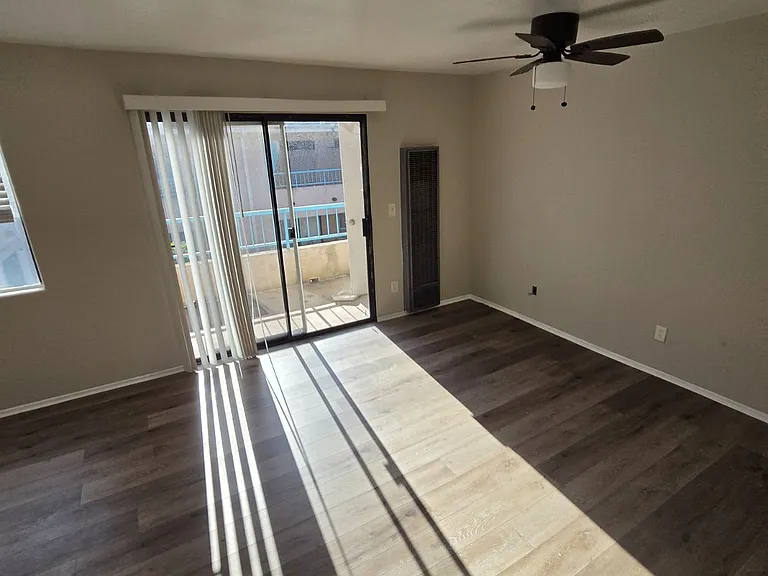 626 W 6th St #214 — Photo 2