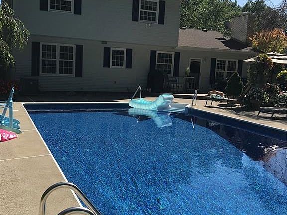 5th image of 32582 Surrey Ln