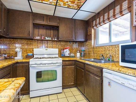 3rd image of 204 Glengary Dr