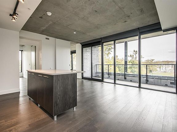 4th image of 1048 Wellington St #516