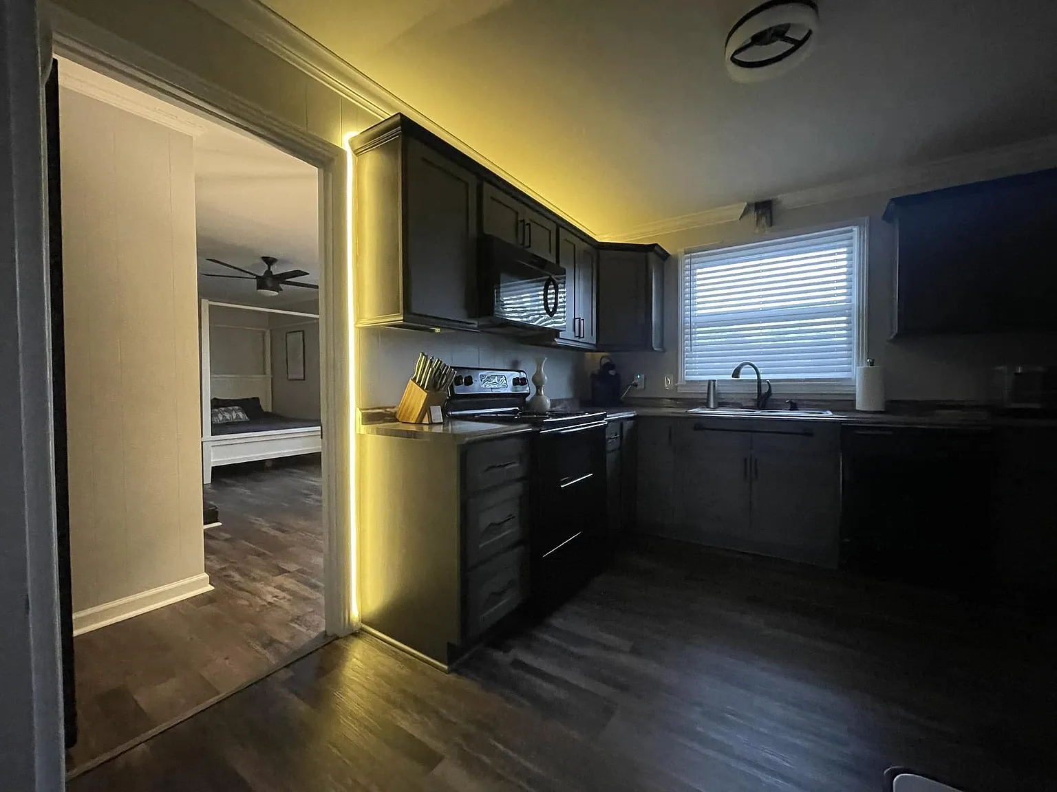 3 bed, 1.0 bath, 1185 sqft, $3,150 — Photo 2