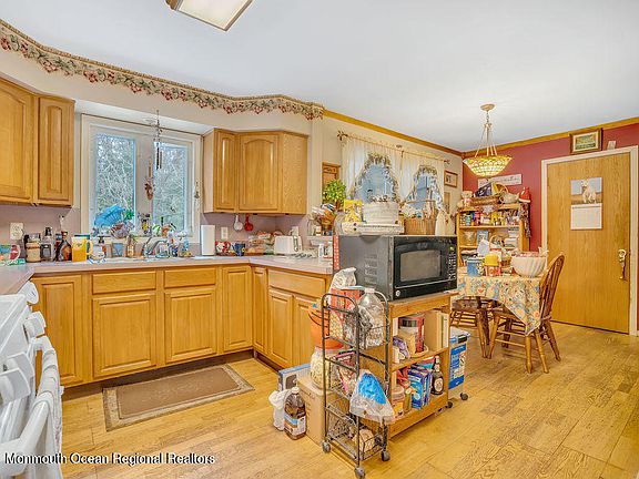 5th image of 224 Haines St E