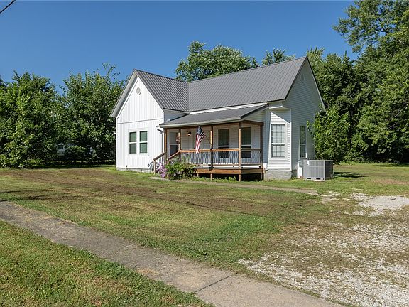 3rd image of 409 Main Ave