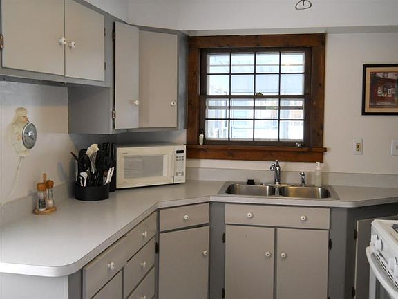 4th image of 432 Cushing Ave