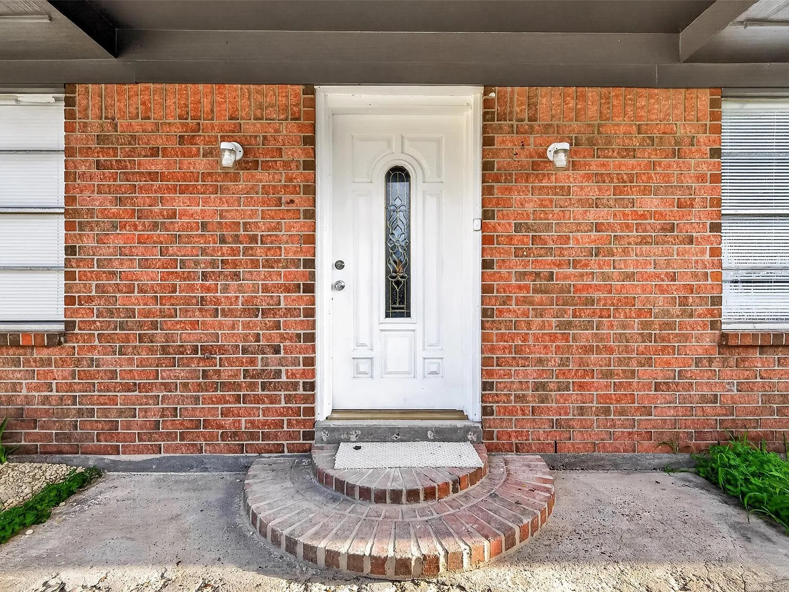 3 bed, 2.0 bath, 1184 sqft, $2,100 — Photo 1