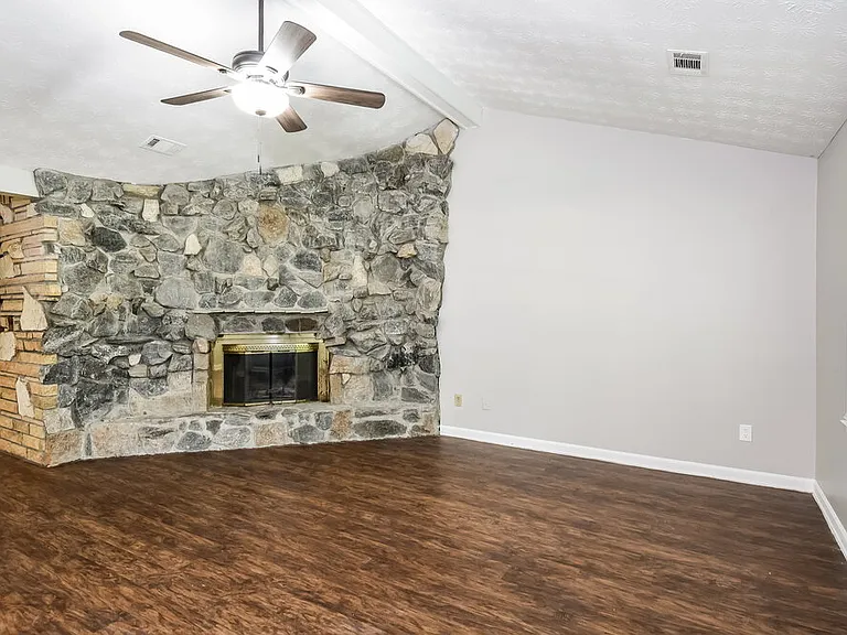 897 Raintree Ct SE — Photo 4