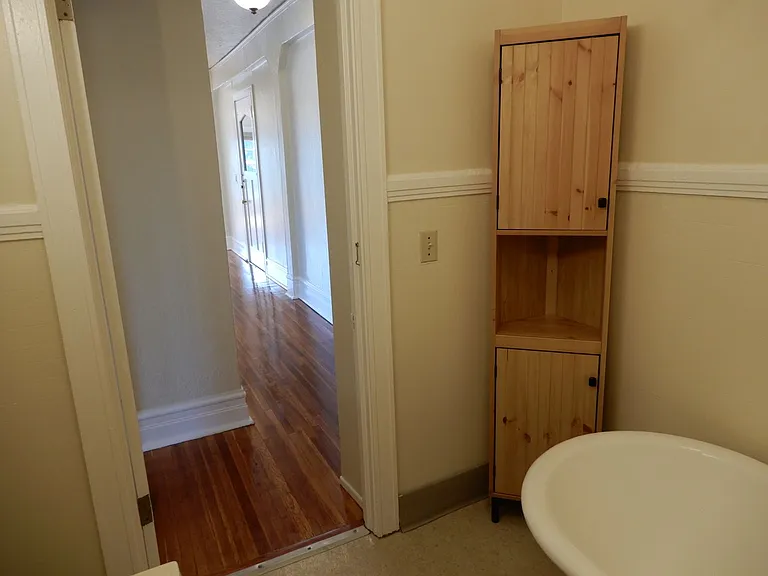 Lucretia Court Apartments — Photo 25
