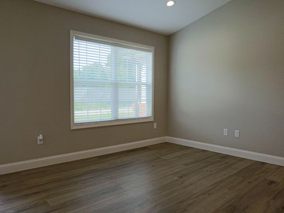 4th image of 249 Oak Grove Cir