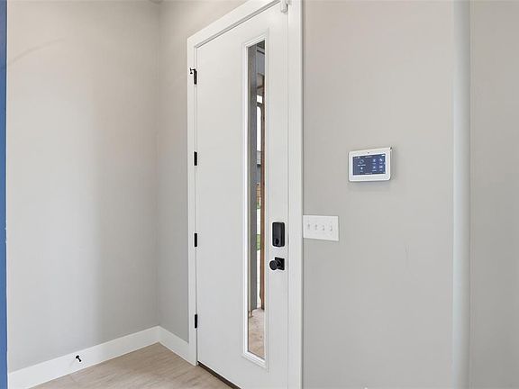 4th image of 2618 Crescent Ave