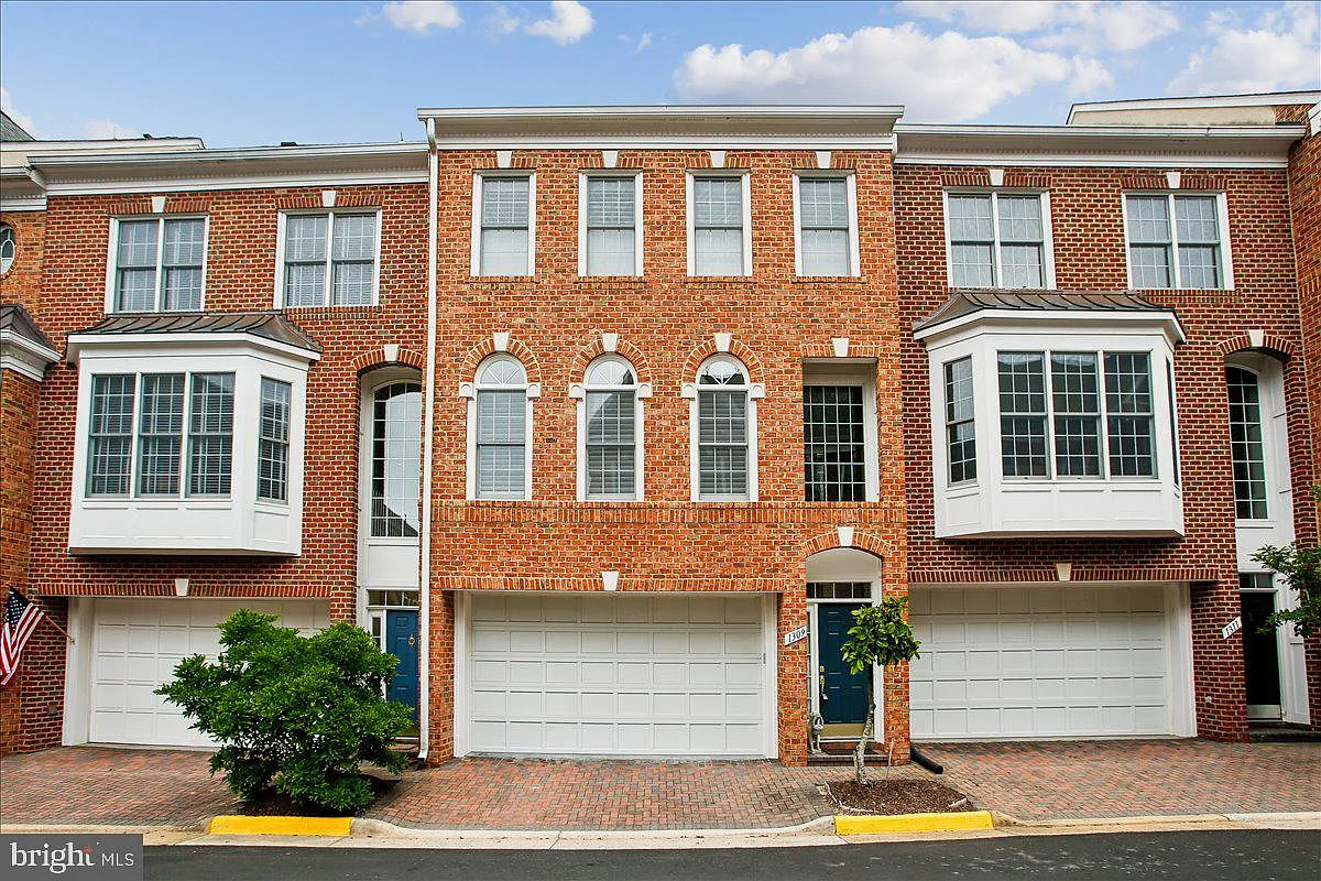 4 bed, 4.5 bath, 3100 sqft, $5,800 — Photo 1