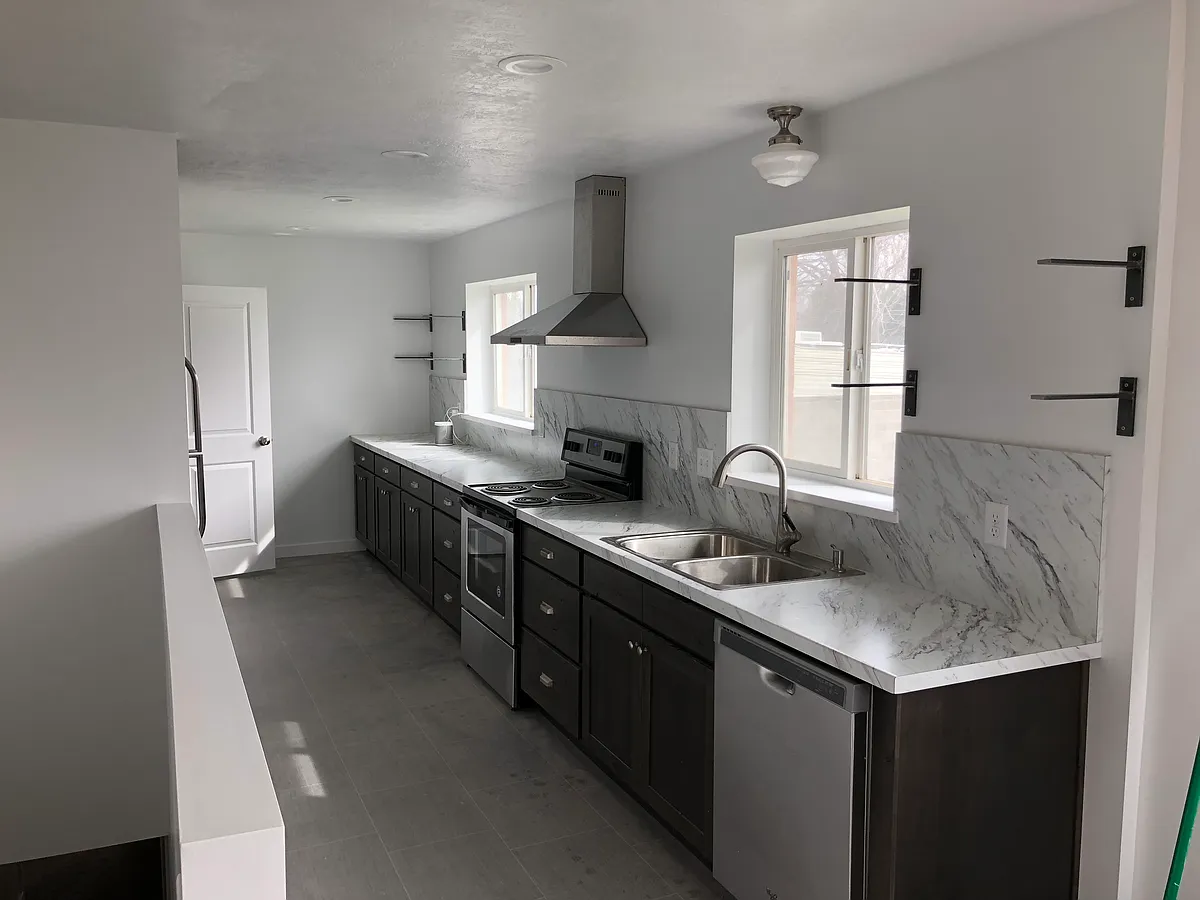 Kitchen - 5925 S La Salle Dr