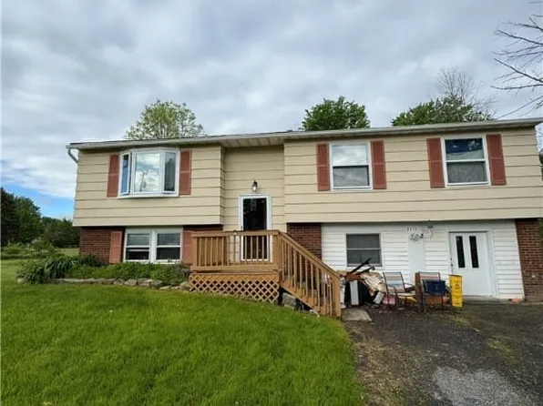 8215 Cedarcrest Cir, Liverpool, NY 13090