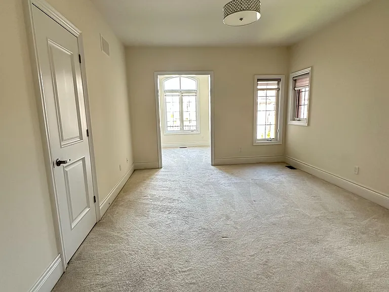 11 Yates Ave — Photo 8