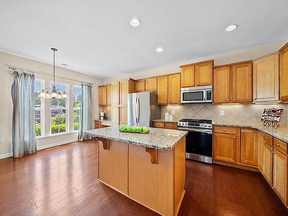 5th image of 604 Bloomsbury Pl
