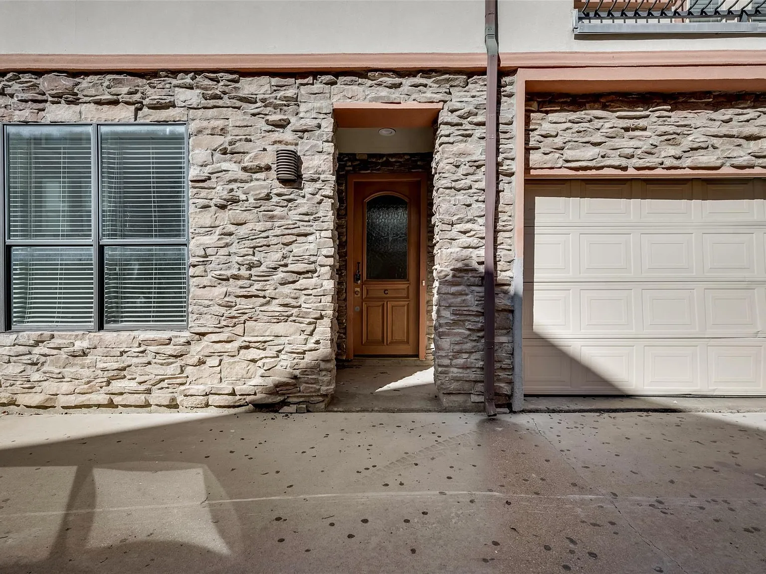 3 bed, 2.5 bath, 2266 sqft, $3,990 — Photo 2