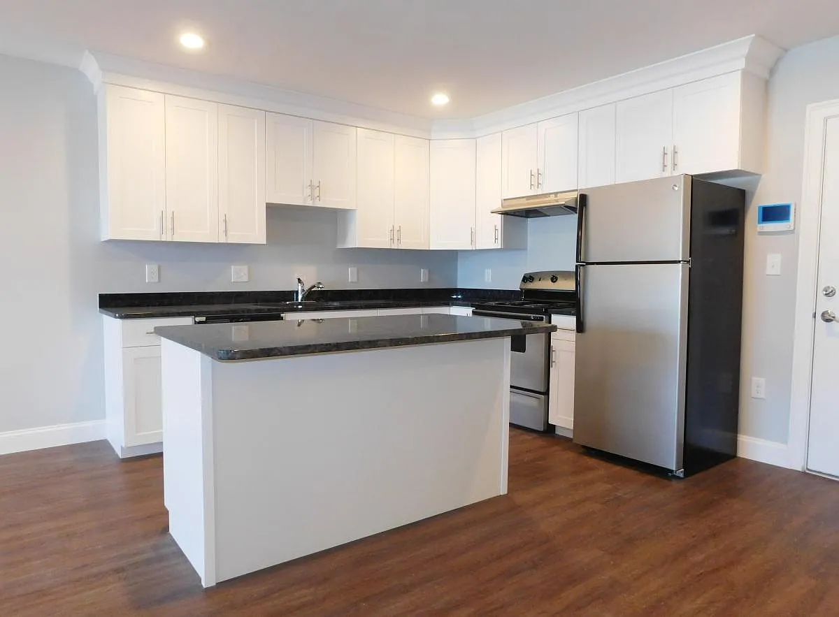 1 bed, 902 sqft, $2,400 — Photo 4