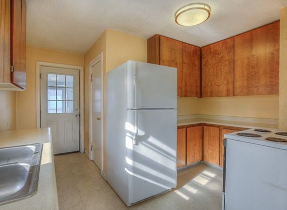 3rd image of 136 McMillan Dr