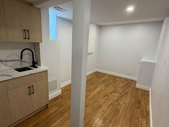 3rd image of 33 Andretti Cres #1
