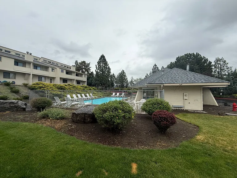 1050 NE Butler Market Rd #2 — Photo 28