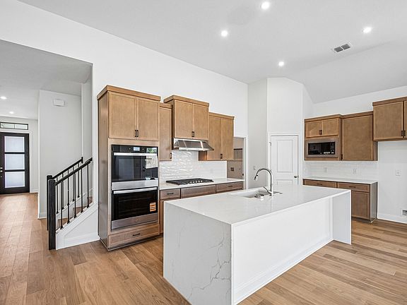 3rd image of 279 San Saba Dr
