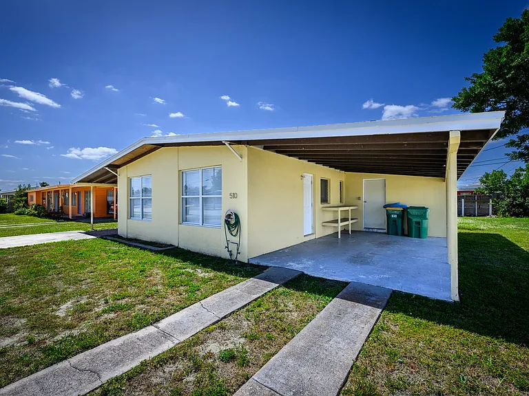 510 Sharon Cir — Photo 4