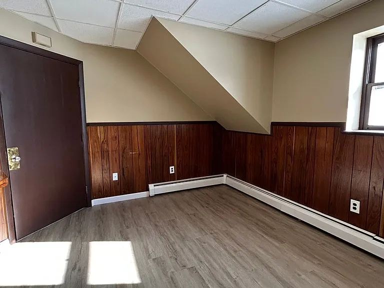 135 Oakland Rd — Photo 1