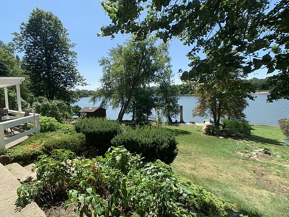 3rd image of 81 Hilltop Dr