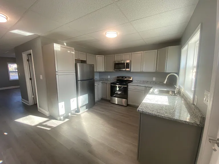 320 Woodfield Rd — Photo 5