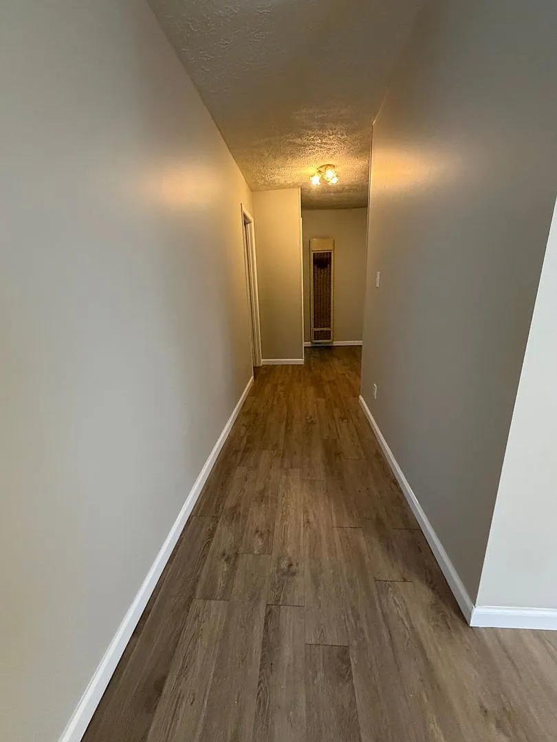 Bemis Welcomes You! Cozy 3 Bedroom! Available Now — Photo 4