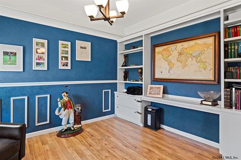 3rd image of 906 MACARTHUR Drive