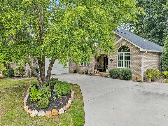 4th image of 3816 Derby Dr