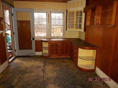 4th image of 110 E 1st St