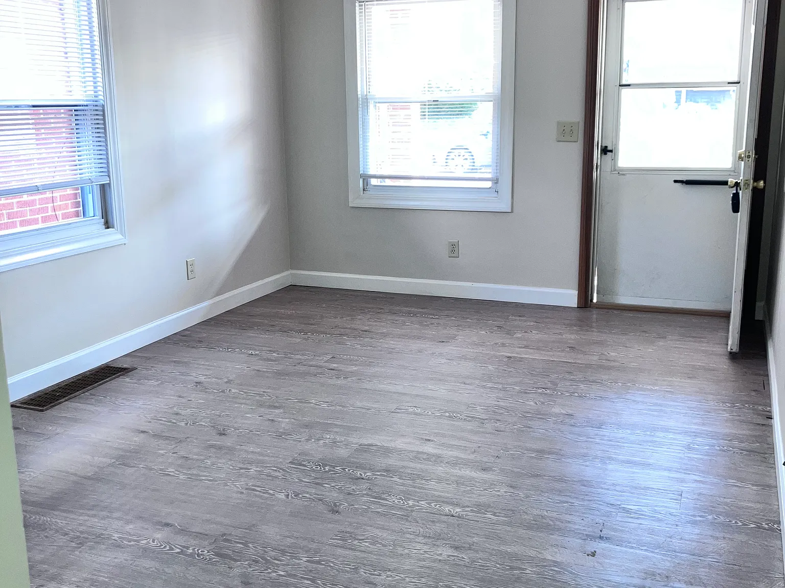 116 E 35th St — Photo 3
