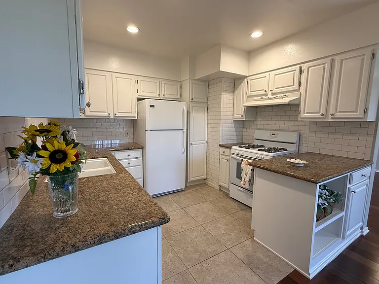 10481 Riverside Dr #10481 — Photo 9