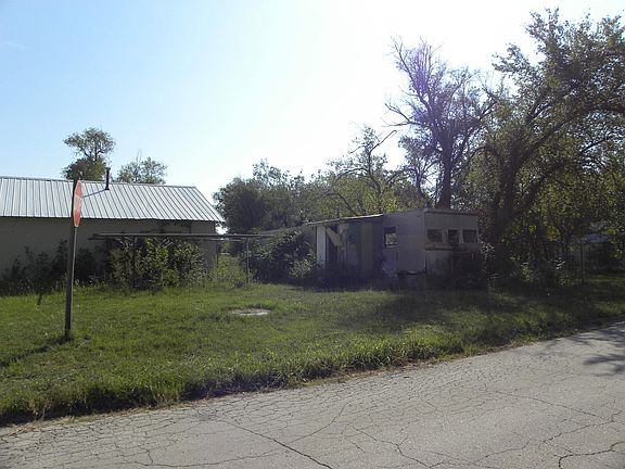 4th image of 605 E 7th St
