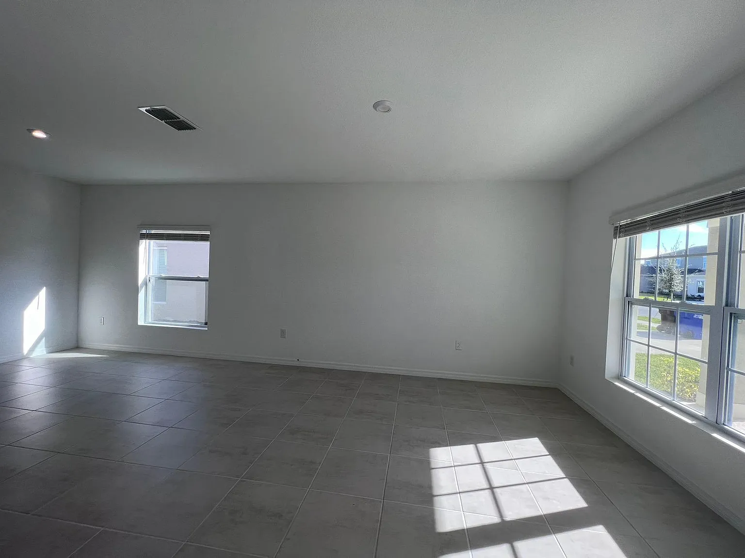 4 bed, 1974 sqft, $2,390 — Photo 3